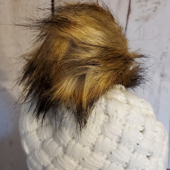 Kara and Kate knitted basket weave stitched beanie hat with pom pom winter white - Picture 5 of 10